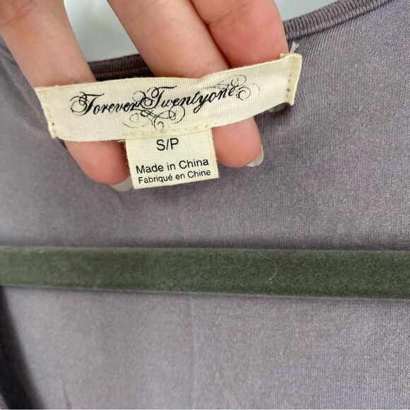 Forever 21 Women’s Scoop Neck Beaded Neck Short Flutter Sleeve Top size S - Picture 3 of 4